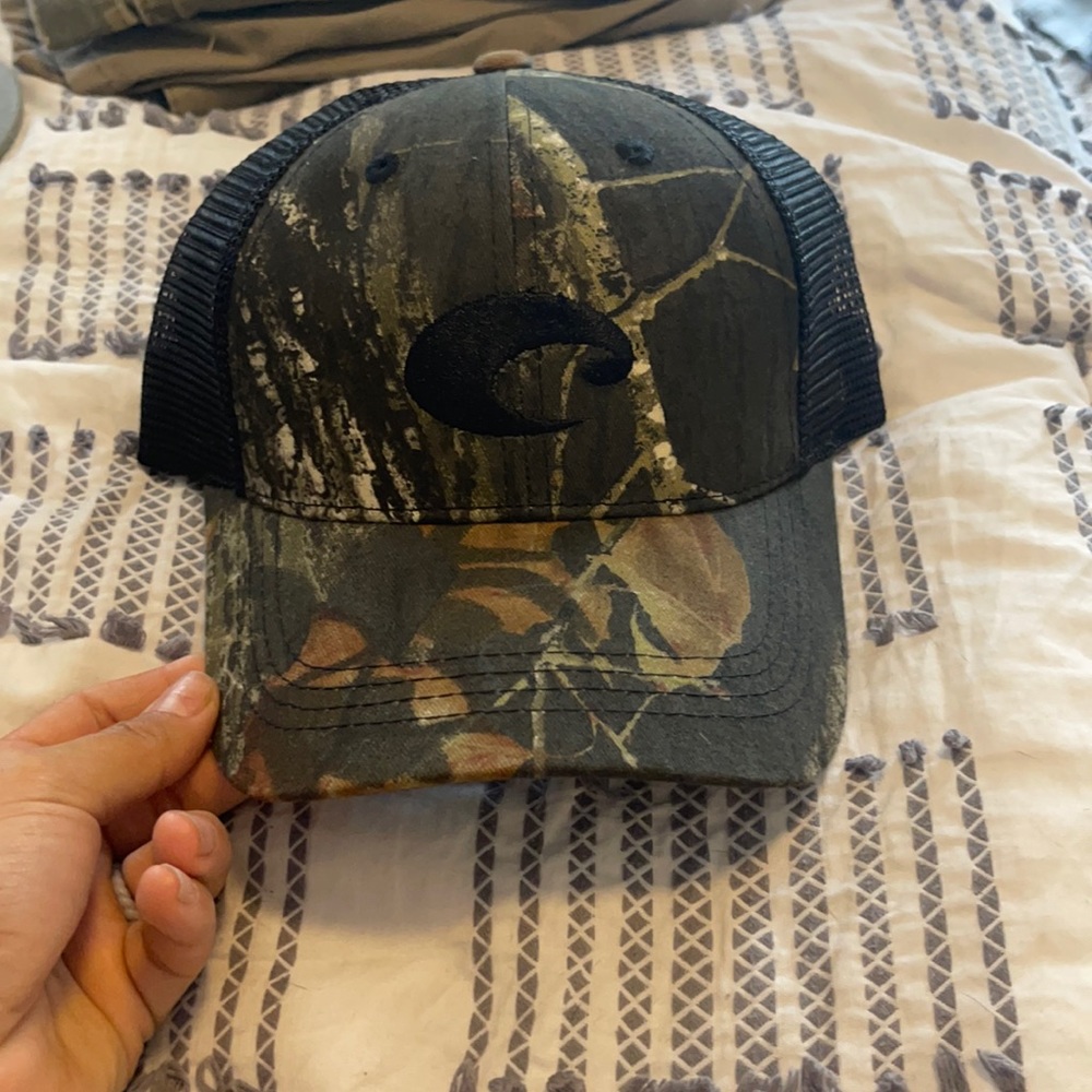 NWOT Black and Camouflage velcro Costa hat